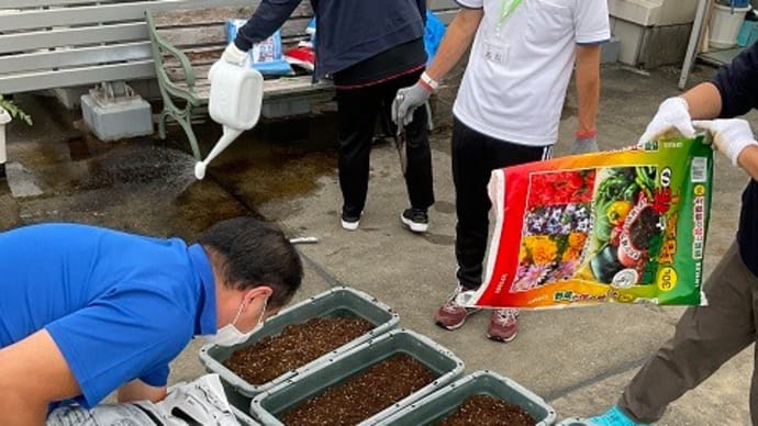 のらぼう菜を植えるプランターに土を盛りました。