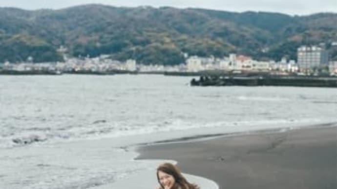 乃木坂46秋元真夏、笑顔ではしゃぐ海辺ショット 『卒業記念写真集』先行カット公開