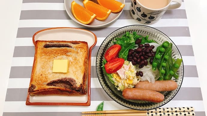 あん食パンと サラダ玉ねぎのサラダで朝ごはん