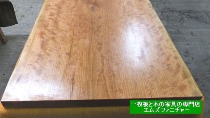 ６４０、キラキラ美しいアメリカンチェリーの一枚板テーブルをお届け前準備。サイズカットも致しました。 一枚板と木の家具の専門店エムズファニチャーです。