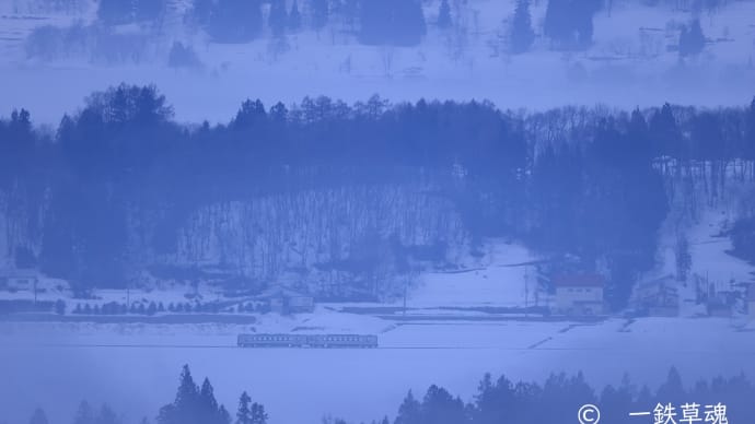 朝霧の中を気動車が行く