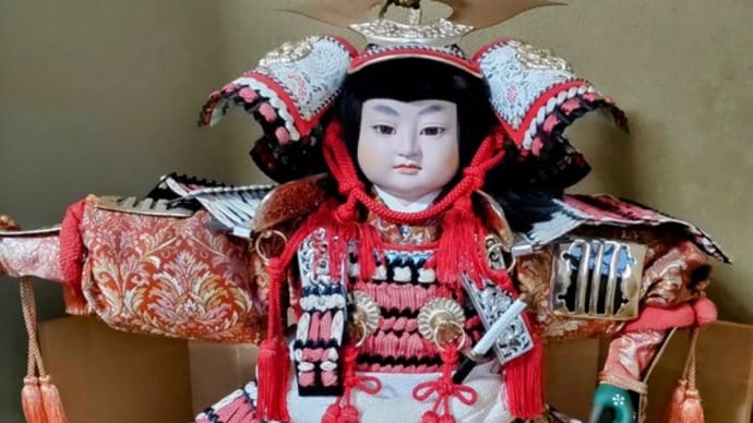 武者人形を飾る