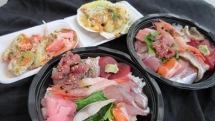 「さかなの茄子屋」で、新鮮で盛りだくさんの海鮮丼、内子入りずわいがに、ホタテのコキーユ