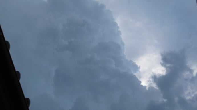 ぼこぼこ雲と縦の虹