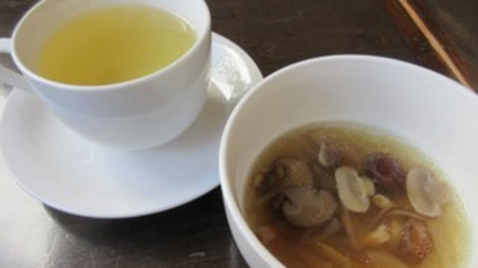 「三日月」で、いのししと豚白もつのカレー、タラのホッペとあさりのクリームパスタ、チョコレートのババロワ