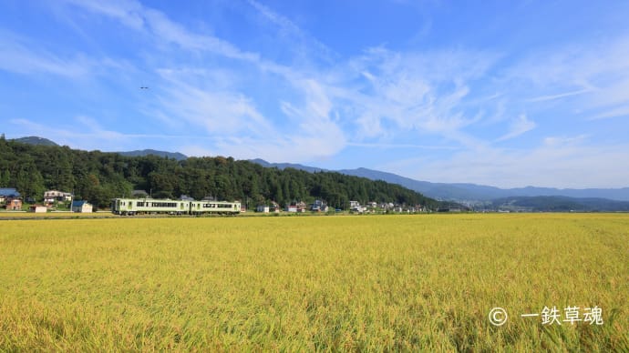 秋空にトンボと気動車