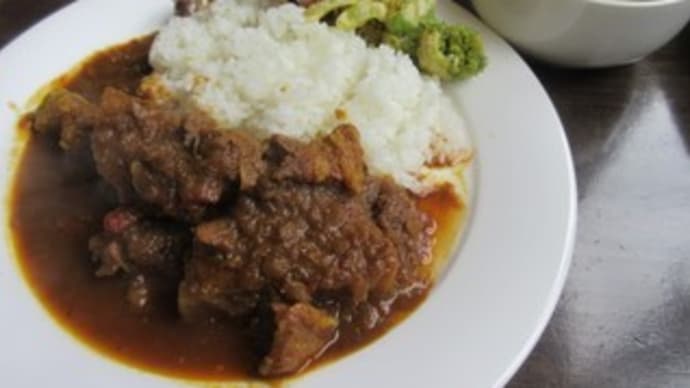 「三日月」で、いのししと大根のカレー、あさりとイカのトマトソースパスタ、ヌガーグラッセ
