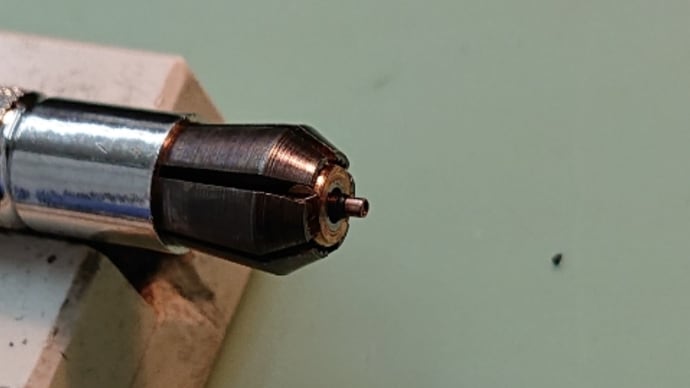 リューズの加工 折れ残った巻き芯取り出し作業