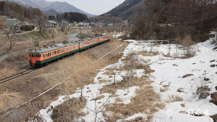 残雪の山里行く湘南色