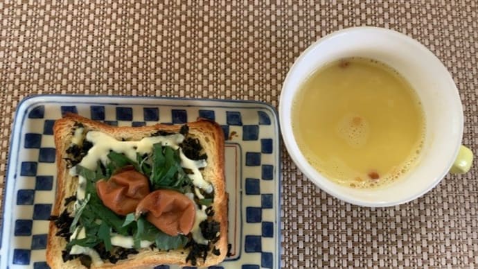 ボローニャのパンと紫蘇ワカメのコラボ朝食