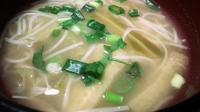 朝食はご飯に汁椀