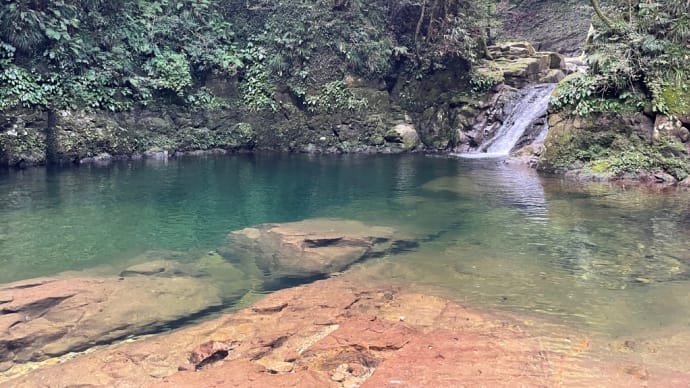 滝と山道
