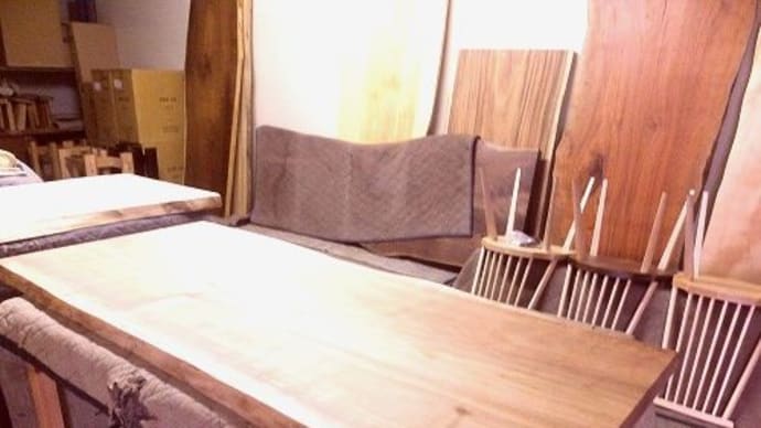 ２７６、最近は、一枚板テーブルも色々。お届け前の一枚板テーブルを仕上げています。一枚板と木の家具の専門店エムズファニチャーです。