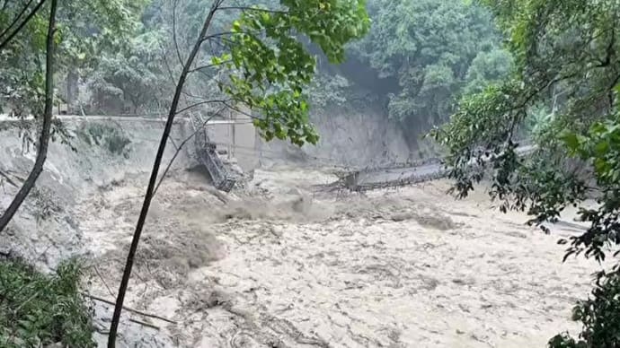 インド・北東部で洪水　少なくとも18人が死亡、100人以上が行方不明
