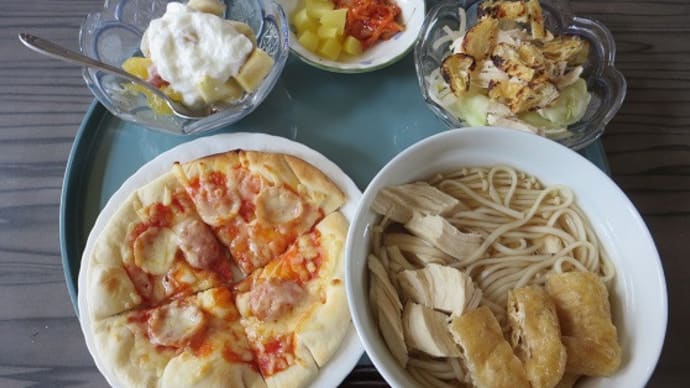 お昼ごはんにミニピザ&うどん(*'▽')