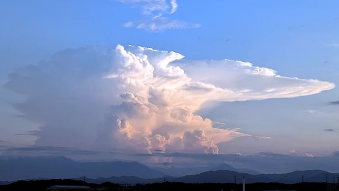 夕空に見えたデカイ雲(2024/08/23)