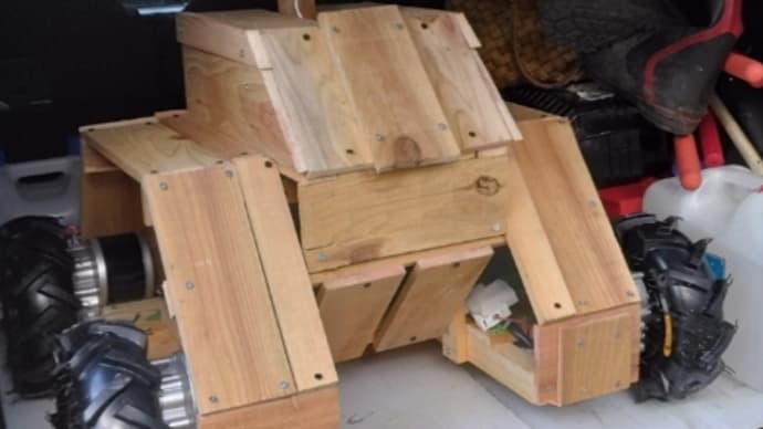 木材でロボット君を創作している