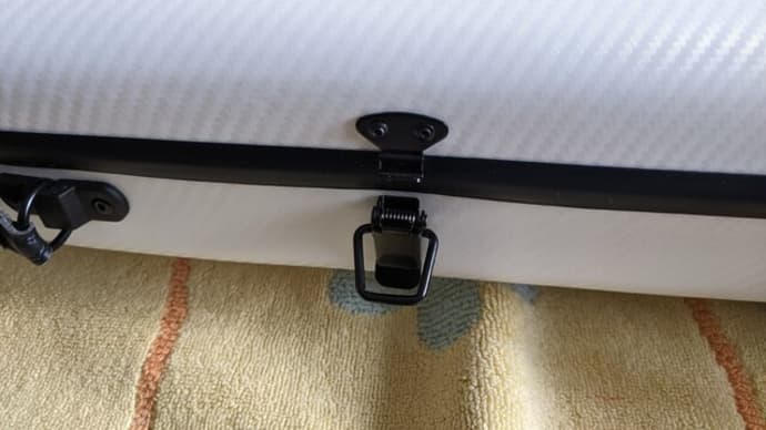気をつけましょう、話をしながらの楽器の収納。