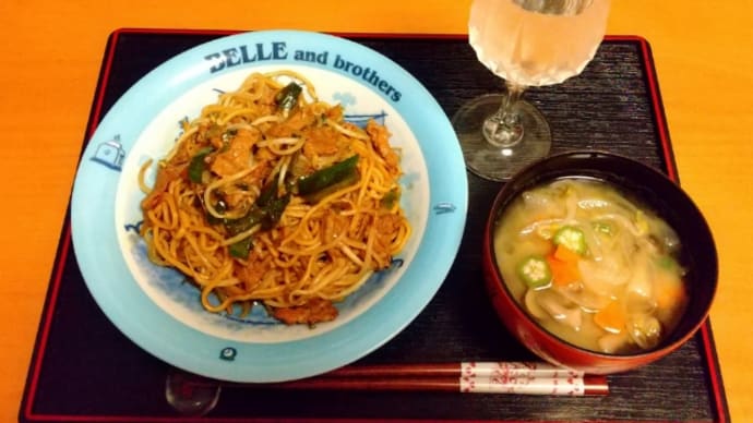 焼きそばとお味噌汁