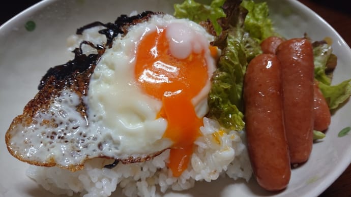 ソーセージ目玉焼き丼で休日朝ごはん