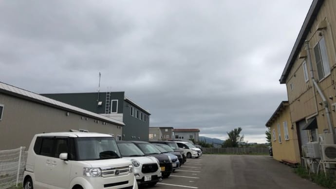 夏休み明けの駐車場と朝礼