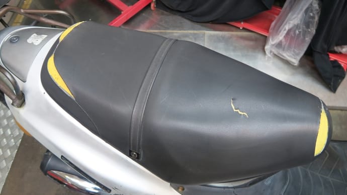 ヴェクスター125のリフレッシュ 破れてぼろくなったシートの張り替え もうすぐ15万キロ タッカー MAX TG‐A(N) マキタ AT1013B AT1025A