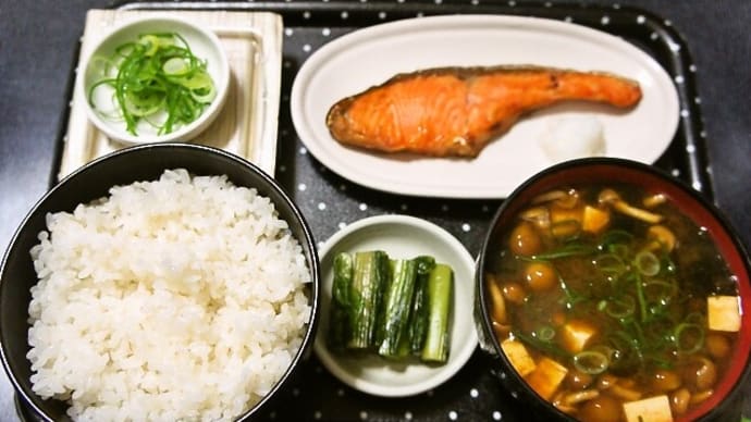 家で朝ご飯(福島県産コシヒカリに銀鮭、赤だしのなめこ汁、納豆、野沢菜漬け)(2021年3月16日)