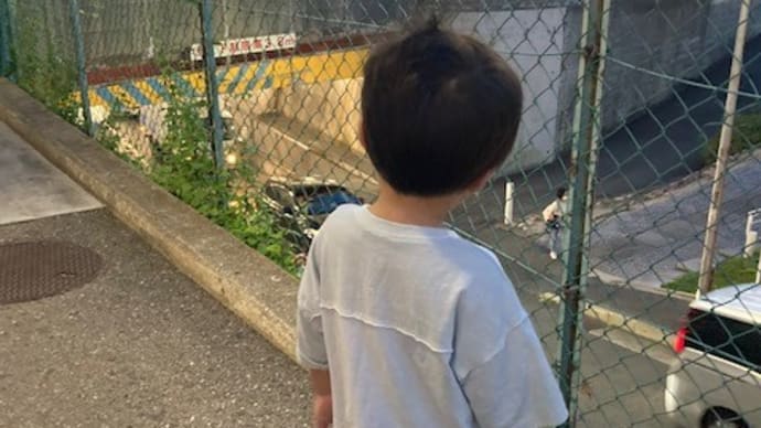 JRの通過を見守る次男