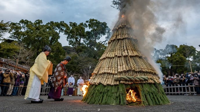 左義長神事【鶴岡八幡宮】〈斎灯〉の形も毎年違うと気付く2023年
