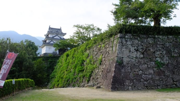 夏の宇和島城 櫛型門