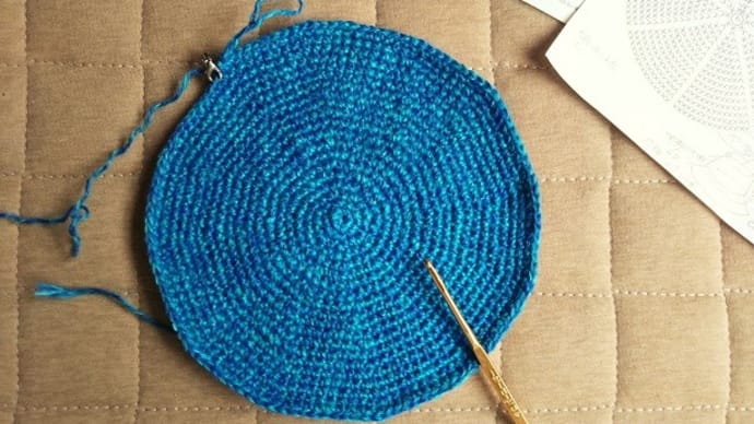 かぎ針編みで円を編む。