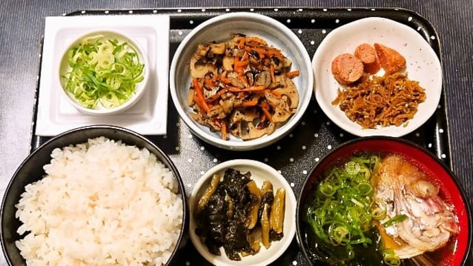 家で朝ごはん(ごはんは高知県産コシヒカリに焼き明太子&ちりめん山椒、レンコンのきんぴら、納豆、鯛のあら汁、野沢菜漬)(2023年7月1日)