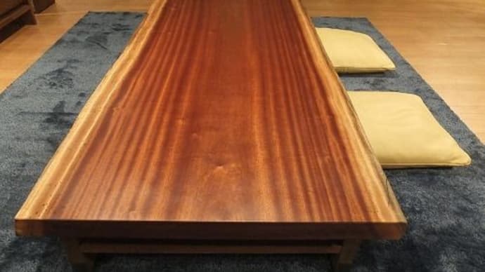 １３８５、座卓スタイル、ロースタイルにテーブルをするという事。いいところがいっぱいあるテーブルの高さです。一枚板と木の家具の専門店エムズファニチャーです。