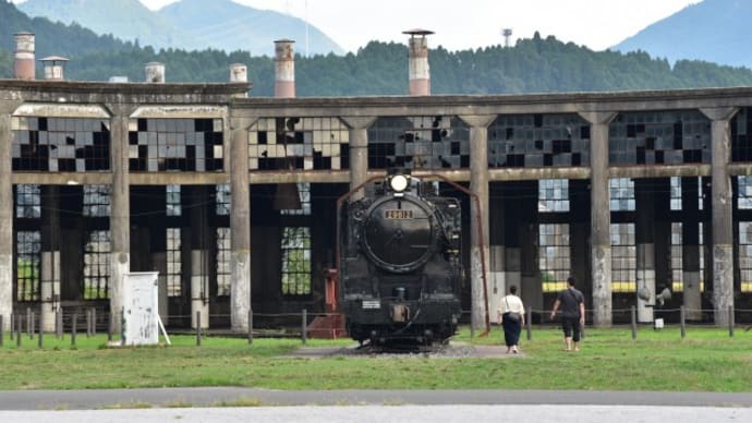 豊後森駅でゆふいんの森号が並ぶ
