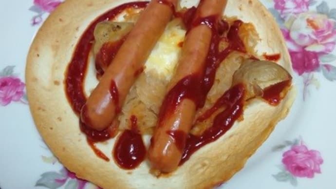 大きなフランクとザワークラウトで三時のおやつ、ベーカリーのだけどパン・・・でもないんだね:P