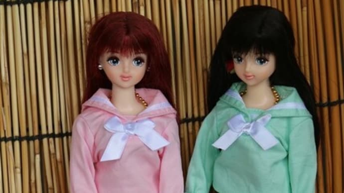 たまきとシオン、22cmドールサイズのセーラー服を着てみる