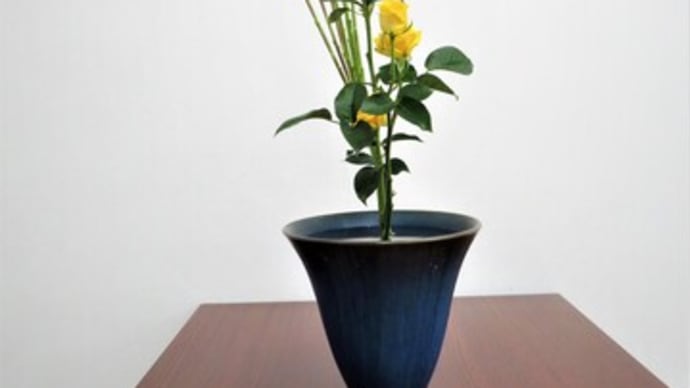 コオリヤナギの幹が柔らかいので、曲げる時、ポキポキ・・生花