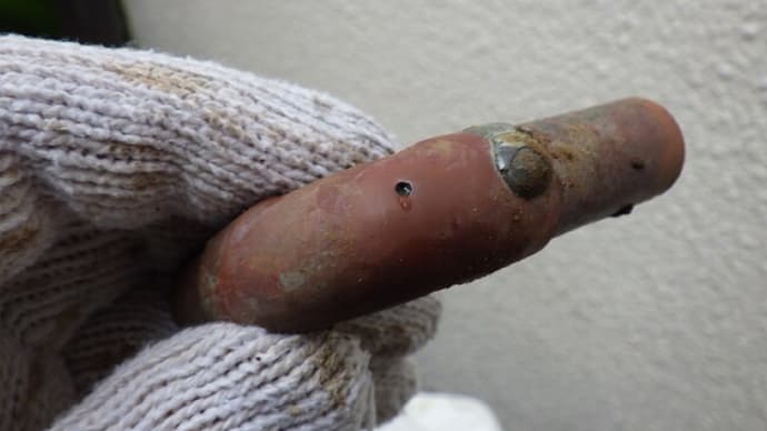 銅管に小さな穴で漏水