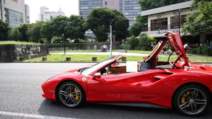 フェラーリのルーフを開く