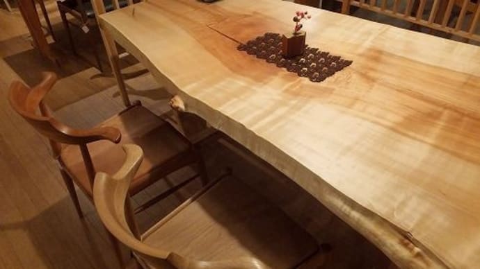 ２２９９、一枚板テーブルとチェアーとのコーディネートのご相談もお気軽にどうぞ。一枚板と木の家具の専門店エムズファニチャーです。