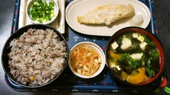 家で朝ご飯(十六穀ご飯にサバフグの西京漬、納豆、ふく汁(ショウサイフグのみそ汁)、キムチもやし)(2021年7月15日)