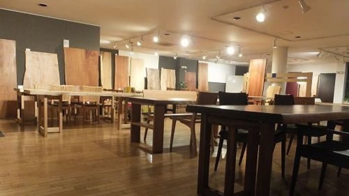 1227、日本の広葉樹一枚板と木のテーブル展を緩やかに開催中。一枚板と木の家具の専門店エムズファニチャーです。