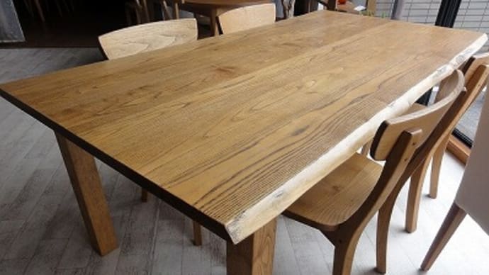 一枚板テーブル以外にも木の家具が色々と揃っております。