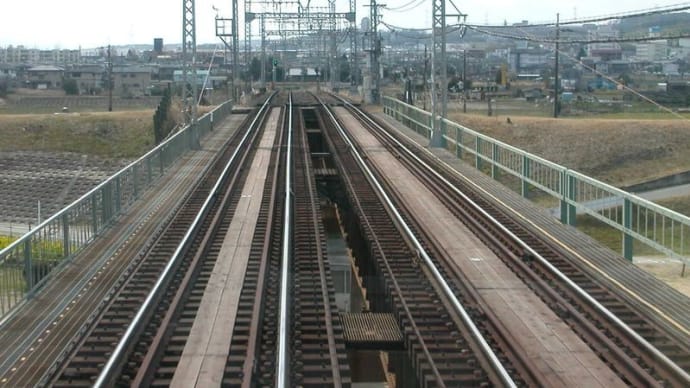 近鉄急行　京都＝＞天理　被り付き（4）　【木津川橋梁：富野荘駅～新田辺駅間、近鉄京都線】　2003MAR 