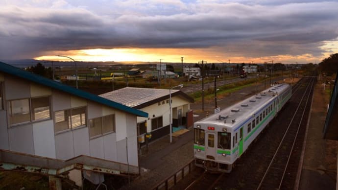 2022/10/18(火)曇り、室蘭線・古山駅から日の出の光景☆
