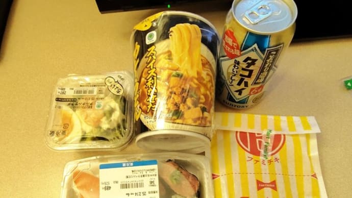|M3318|藤枝駅南口『ファミリーマート』でホテル飯の買出し。寿司&ハッシュドポテトで開始し、ファミマルの東洋水産/酒悦のスパイスを利かせたカレーうどんがうまかった!