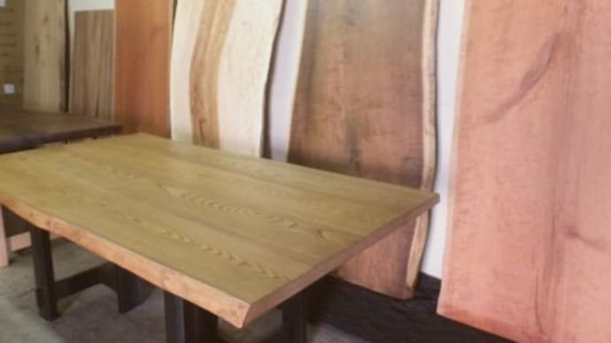 ３０３、朝から今日は、ニレのテーブルのお届け前の仕上げをしております。一枚板と木の家具の専門店エムズファニチャーです。