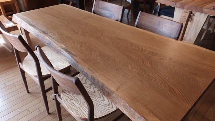 １６１、木の持つ雰囲気を感じられるナラの一枚板テーブル、くすの一枚板テーブル。一枚板と木の家具の専門店エムズファニチャーです。