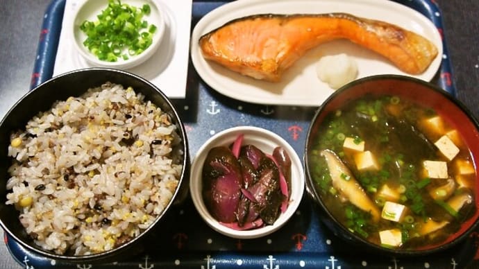 家で朝ご飯(十八穀ご飯に焼鮭(銀鮭)、赤だしの味噌汁、納豆、しば漬(生しば))(2020年10月14日)