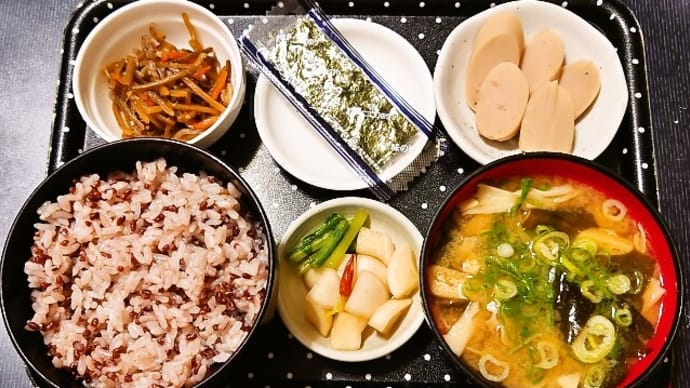 家で朝ご飯(古代米ごはんに魚肉ソーセージ(マグロ)、味付のり、きんぴらごぼう、白まいたけのみそ汁、かぶ漬(自家漬))(2023年10月19日)